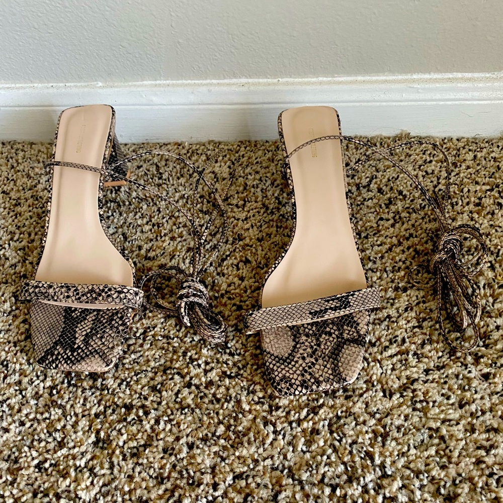 Low block strap heel